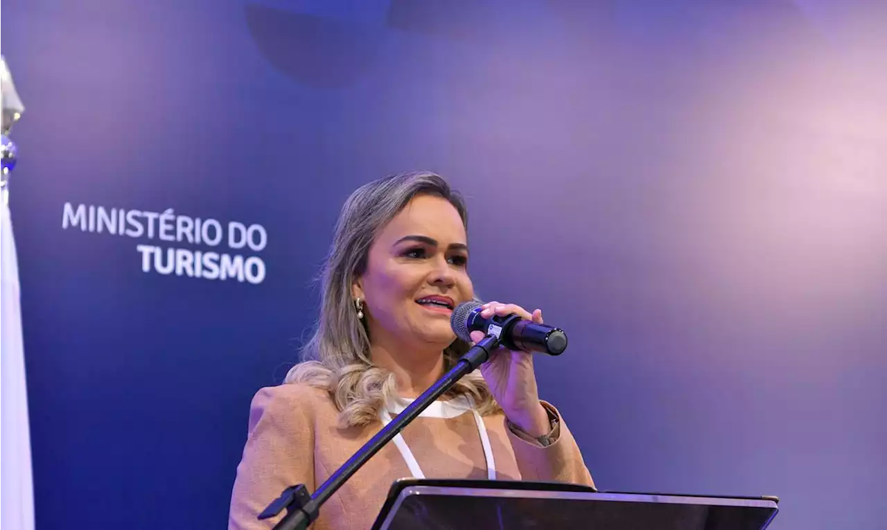 Ministra do Turismo quer 'resolver com urgência valor das passagens aéreas'