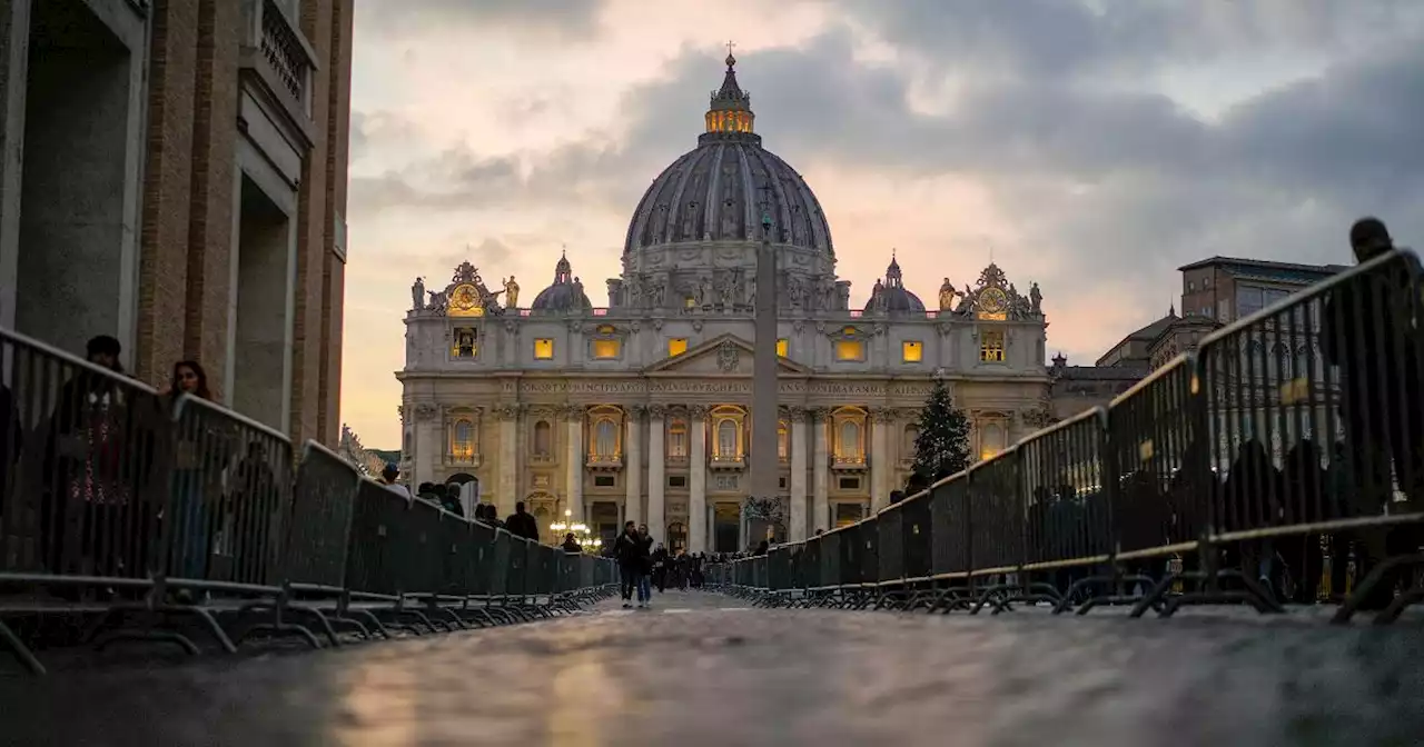 Addio a Benedetto XVI, l'omaggio dei fedeli a San Pietro