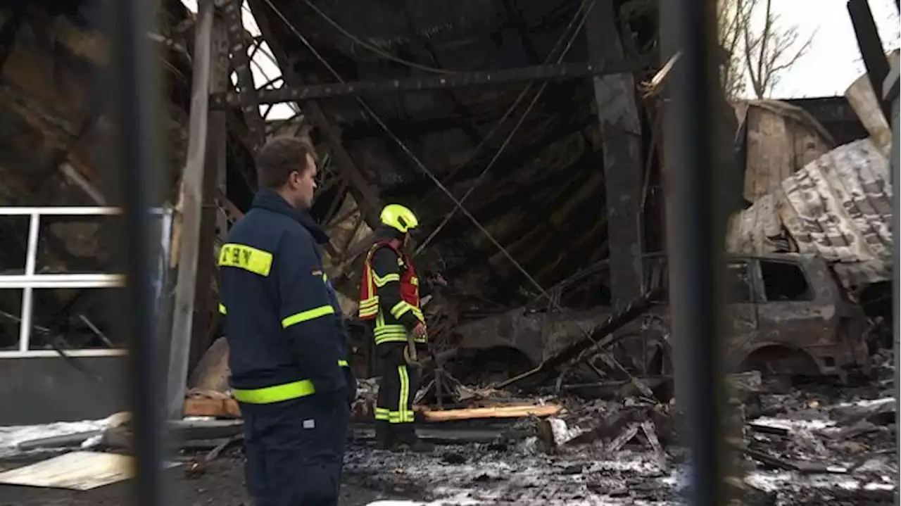 Autowerkstatt in Potsdam-Babelsberg komplett niedergebrannt