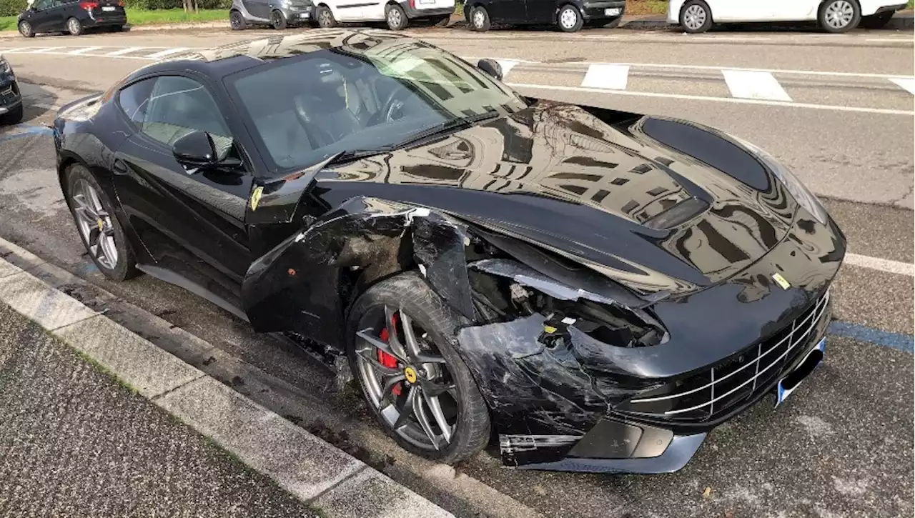 A Firenze con la Ferrari contro quattro auto: scappa, trovato e multato