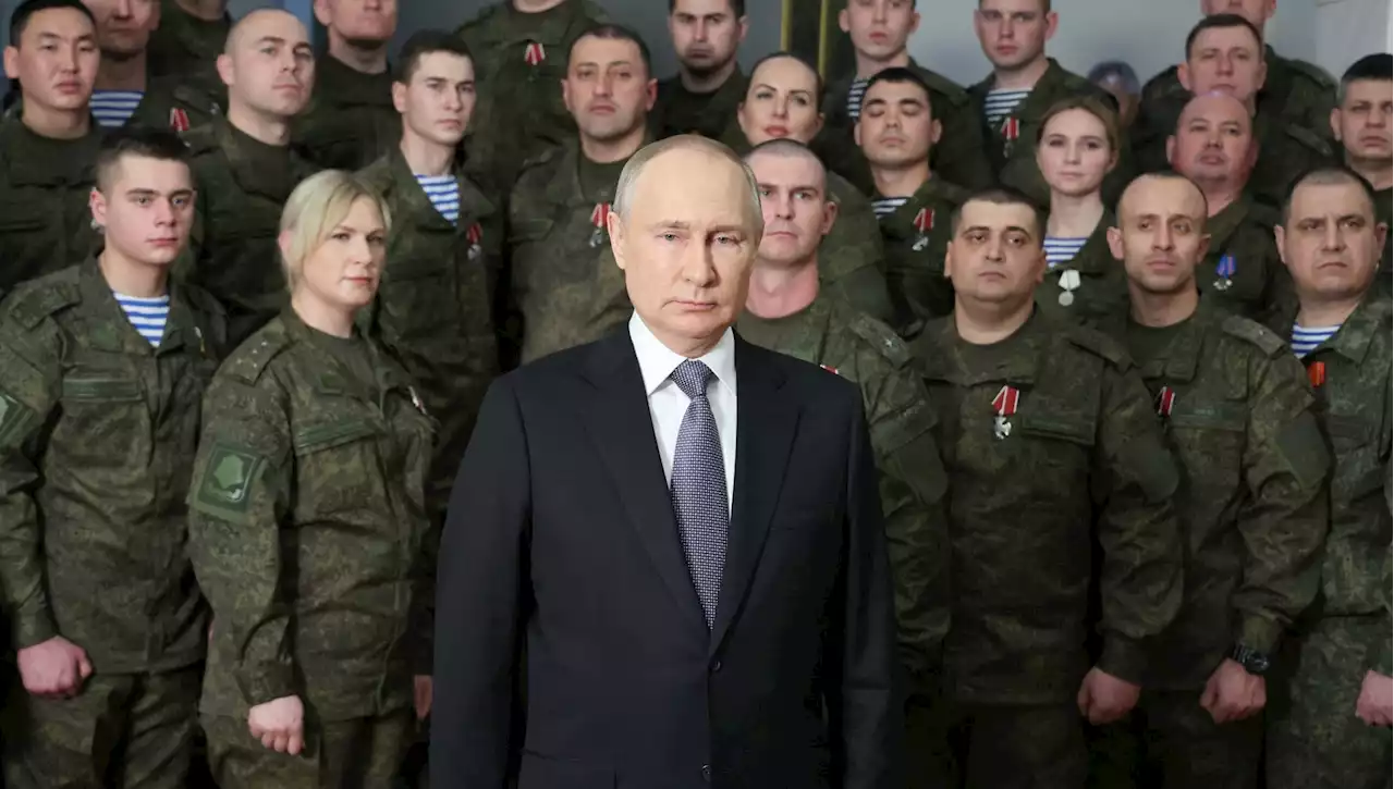 Russia, il mistero della donna che interpreta personaggi diversi accanto a Putin