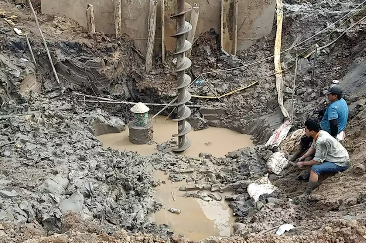 Socorristas tentam salvar menino que caiu em poço de 35 metros no Vietnã