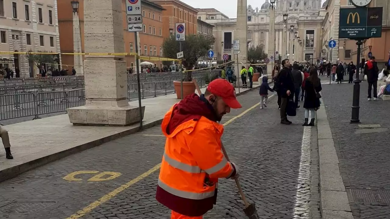 Funerali Ratzinger, attiva la task force Ama: 50 operatori al giorno e 6 postazioni fisse