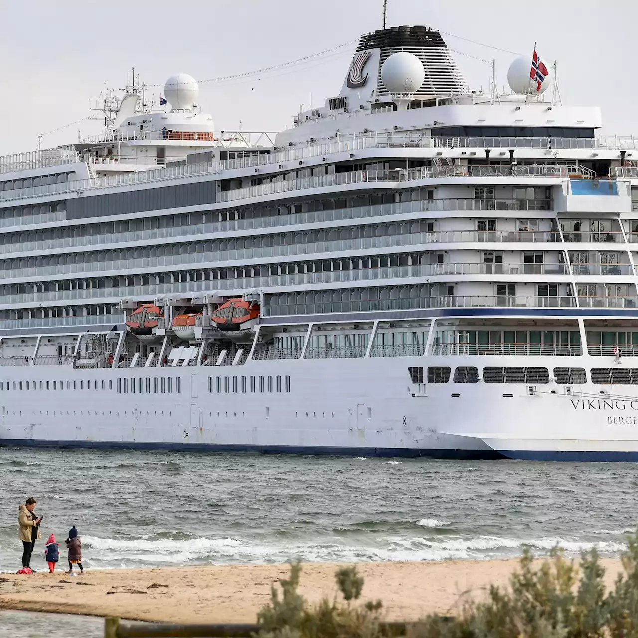 Des centaines de personnes bloquées dans un bateau de croisière jugé 'trop sale' pour accoster