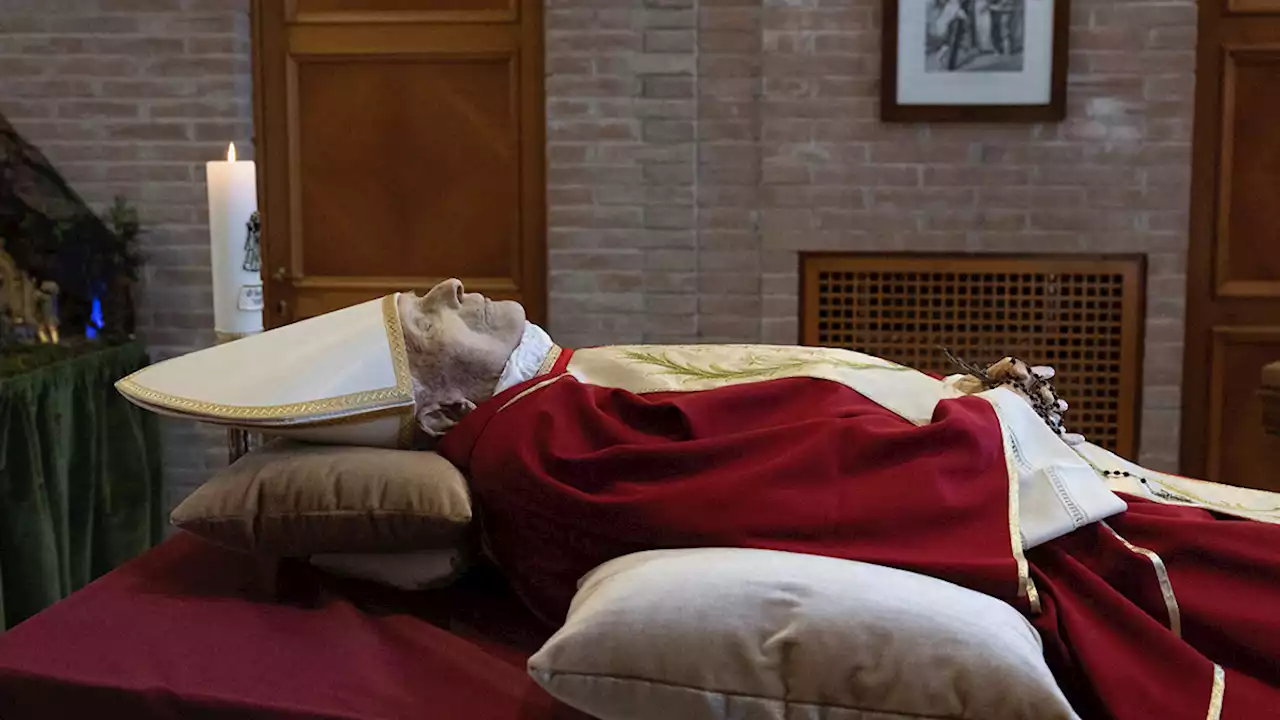 Le corps de Benoît XVI exposé aux fidèles à Saint-Pierre de Rome