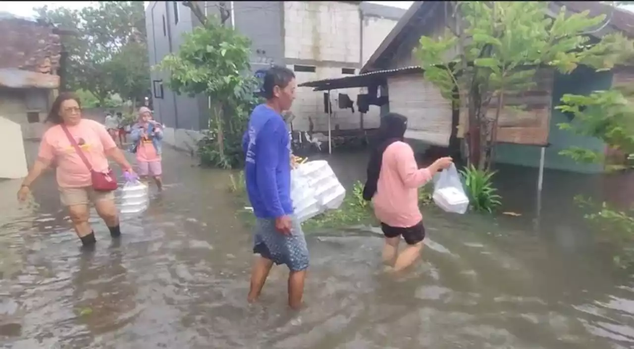 Mak Ganjar Jateng Door to Door Bagikan Bantuan untuk Korban Banjir di Semarang