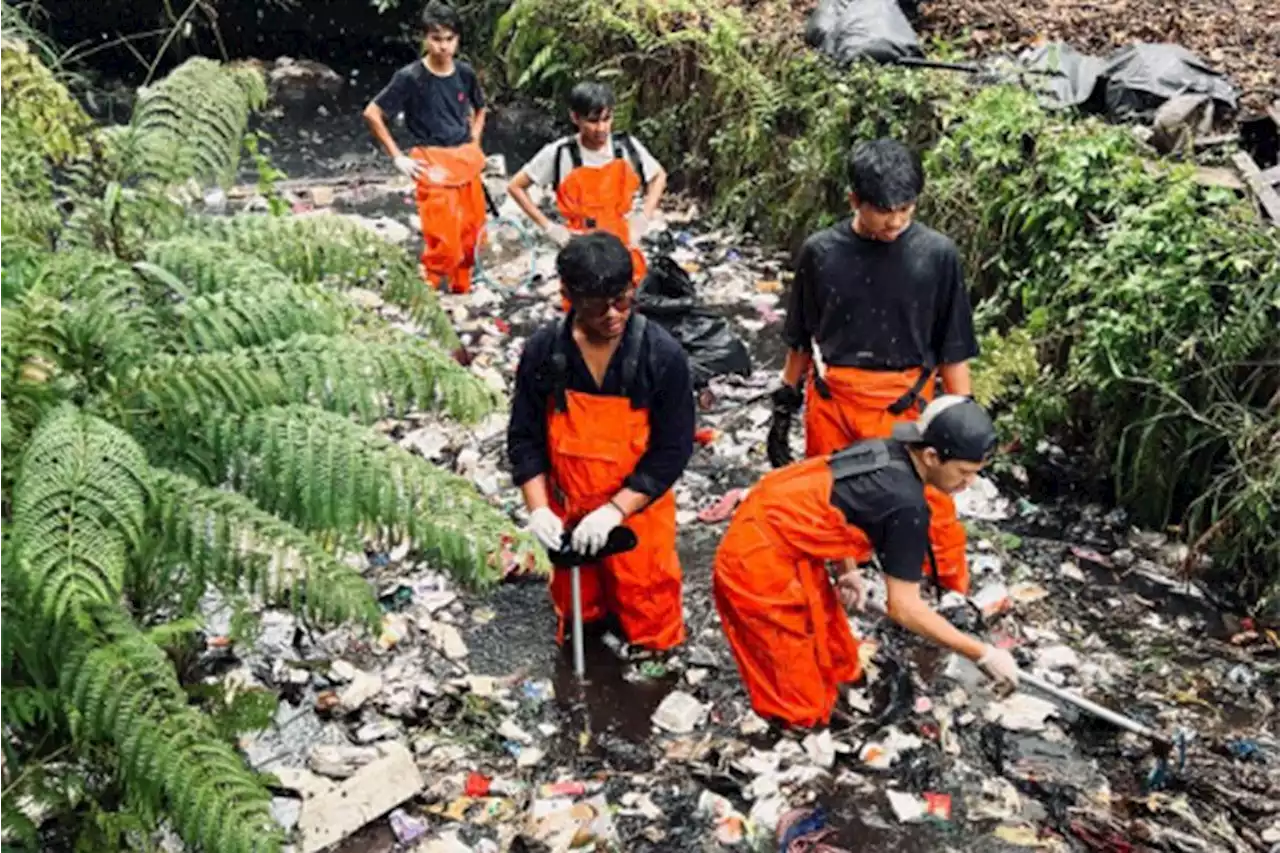 Viral! Aksi 5 Pemuda Nyemplung ke Selokan, Ternyata Ini yang Dicari