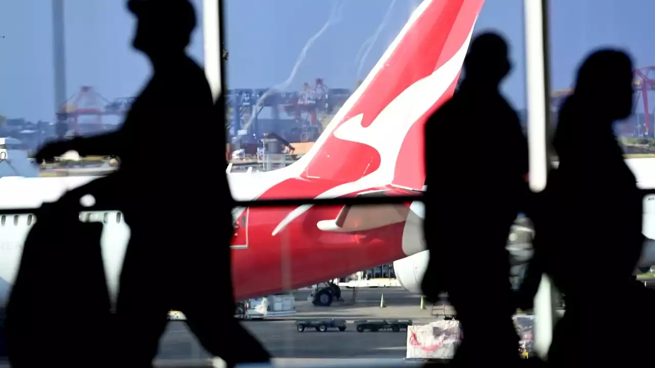 New Year's plans ruined for Qantas passengers as flight returns Sydney