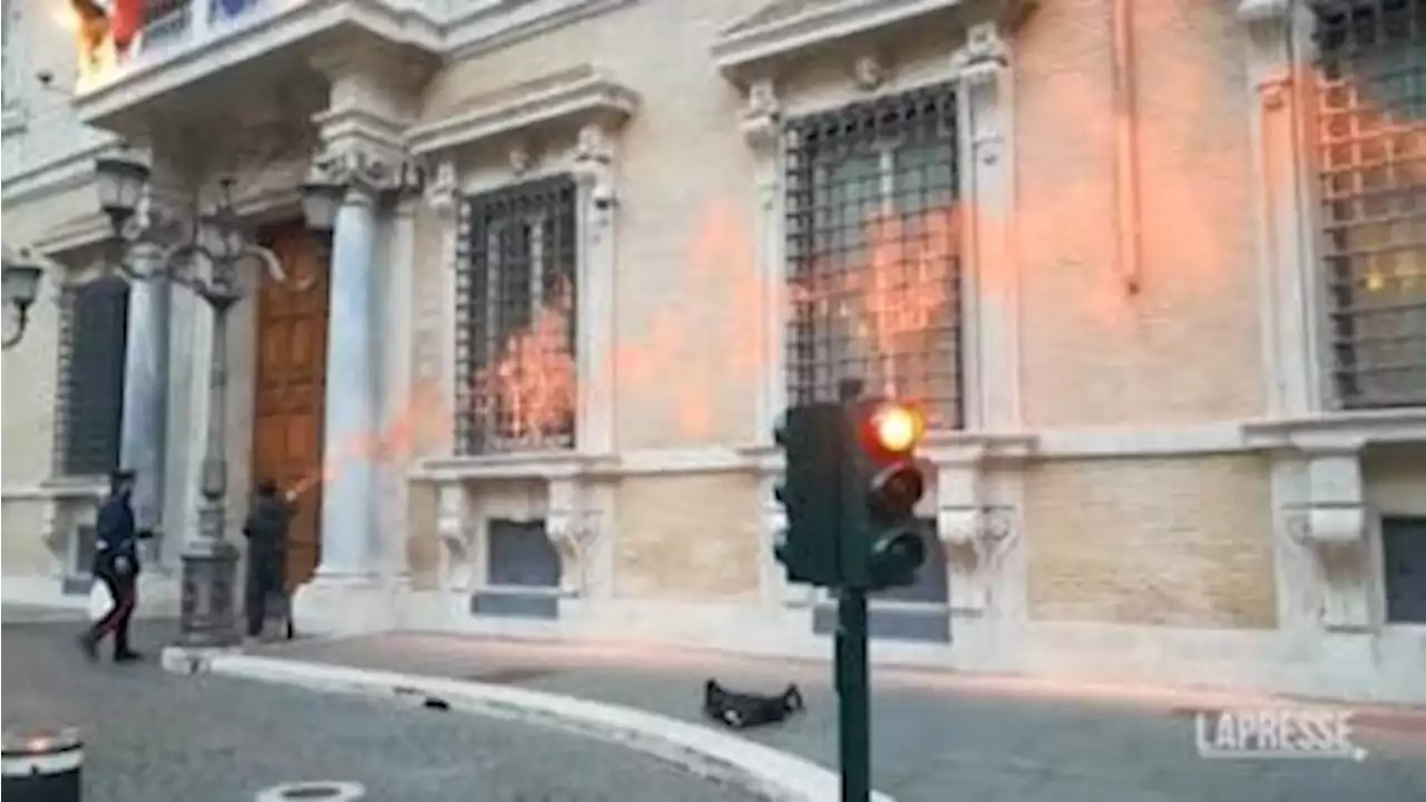 Roma, ambientalisti imbrattano Senato con vernice rossa - Il Sole 24 ORE