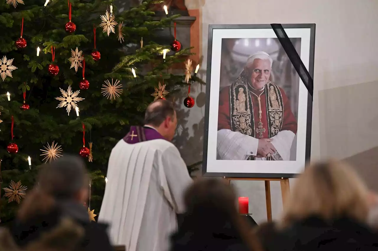 Mort de Benoît XVI : le corps du pape émérite exposé aux fidèles jusqu’à mercredi