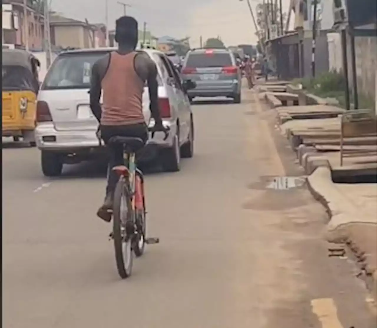 EISH WENA: Physically challenged man riding bicycle expertly with one leg [viral video]