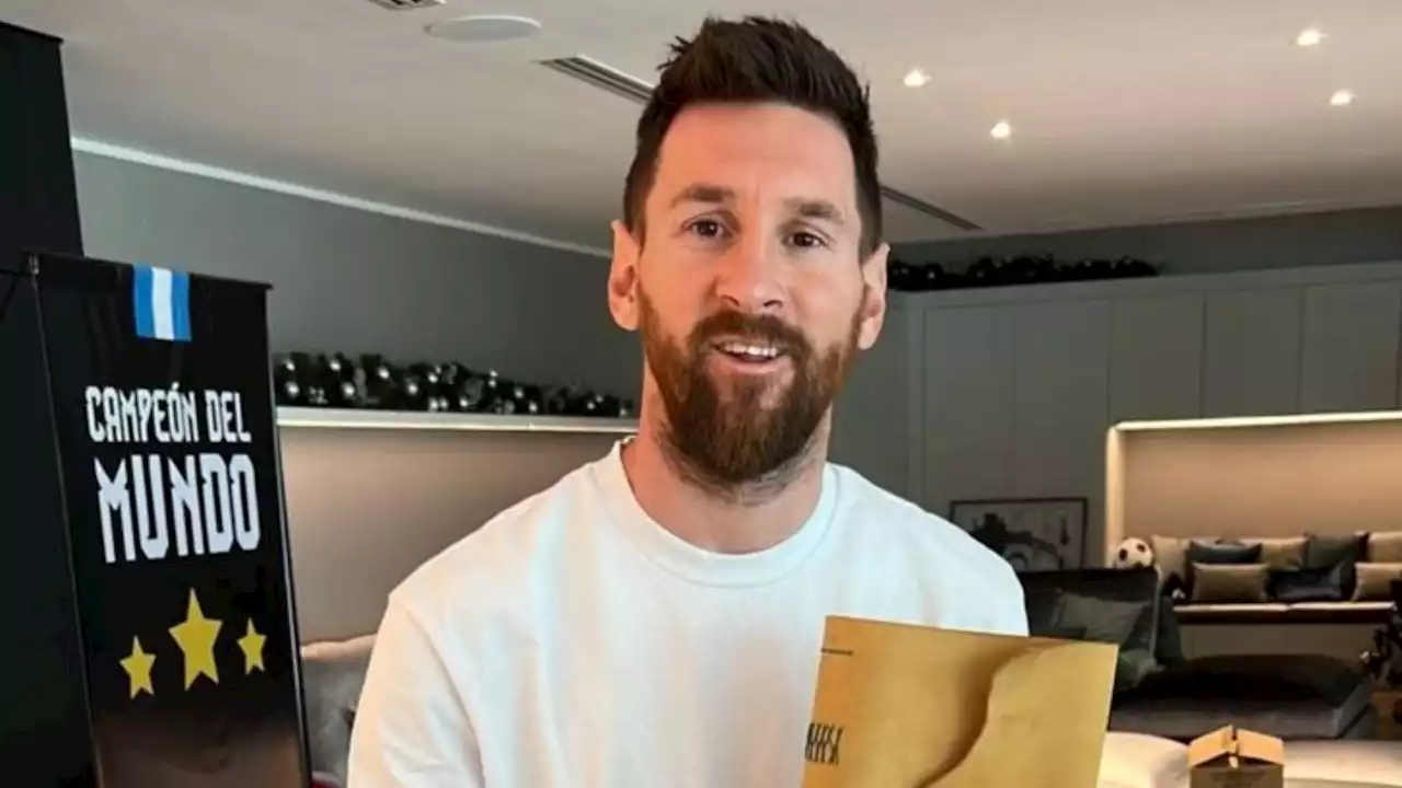 Messi recibe libro de firmas de sus vecinos en Argentina