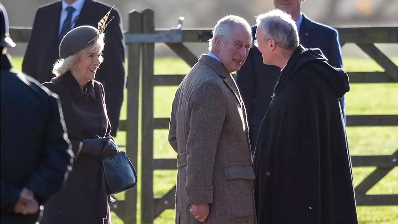 Carlo e Camilla, le foto del Capodanno a Sandringham: nel segno della tradizione