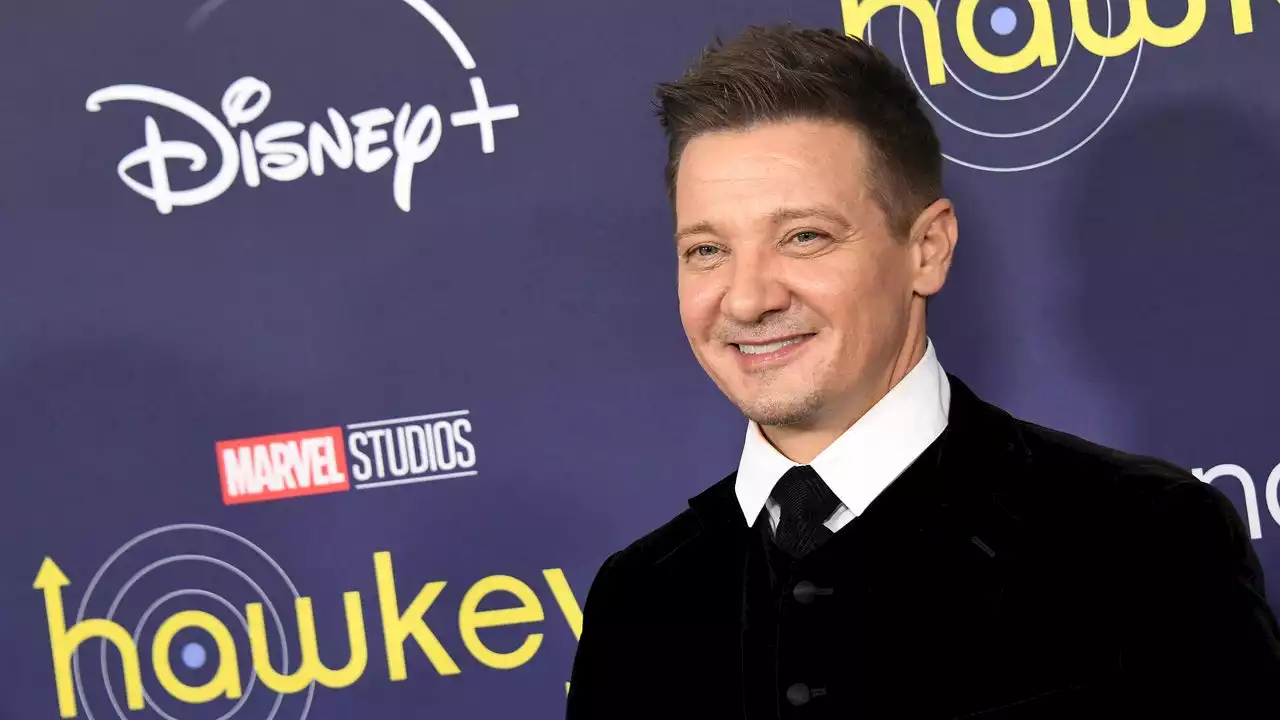 Jeremy Renner, star degli Avengers, incidente in montagna: «Condizioni critiche ma stabili»