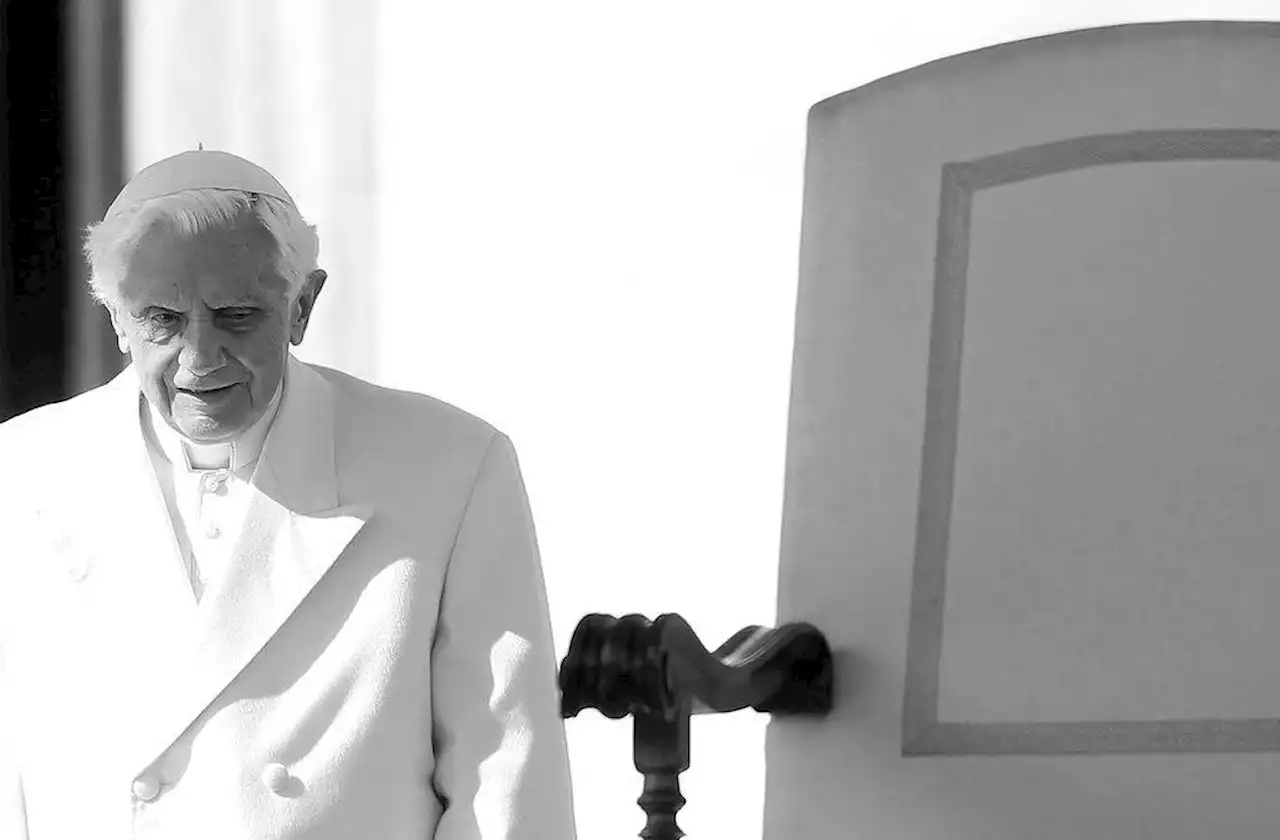 Benedicto XVI: primeras fotos tras su muerte lo muestran con manto pontificio