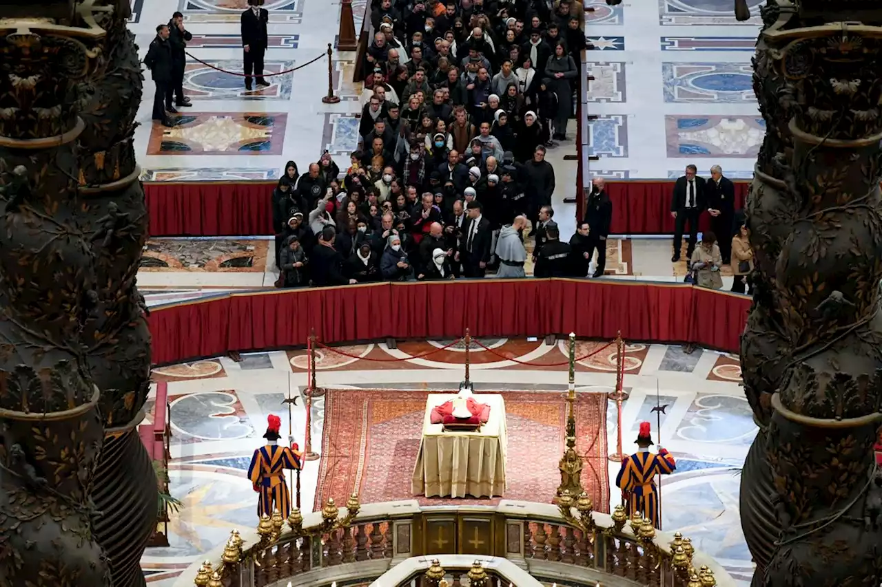 Benedicto XVI será enterrado en la antigua tumba que ocupó Juan Pablo II