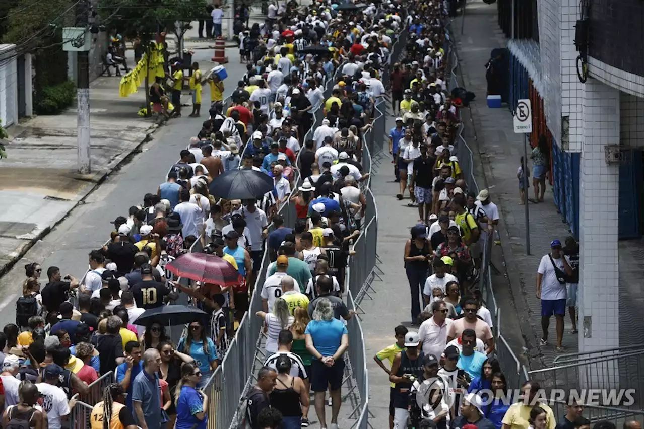 축구황제 펠레 장례 시작…산투스 축구장서 팬들과 마지막 인사 | 연합뉴스