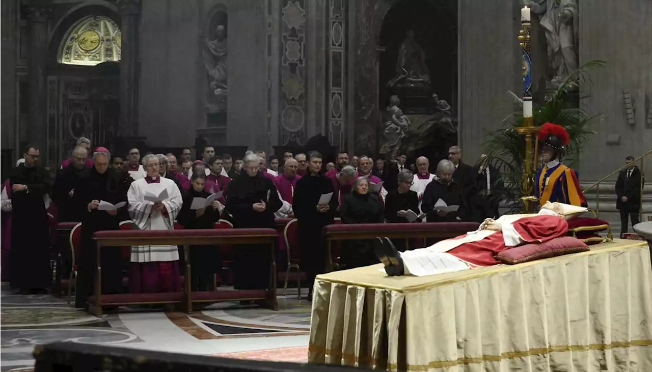 Una multitud silenciosa para despedir al Papa emérito Benedicto XVI