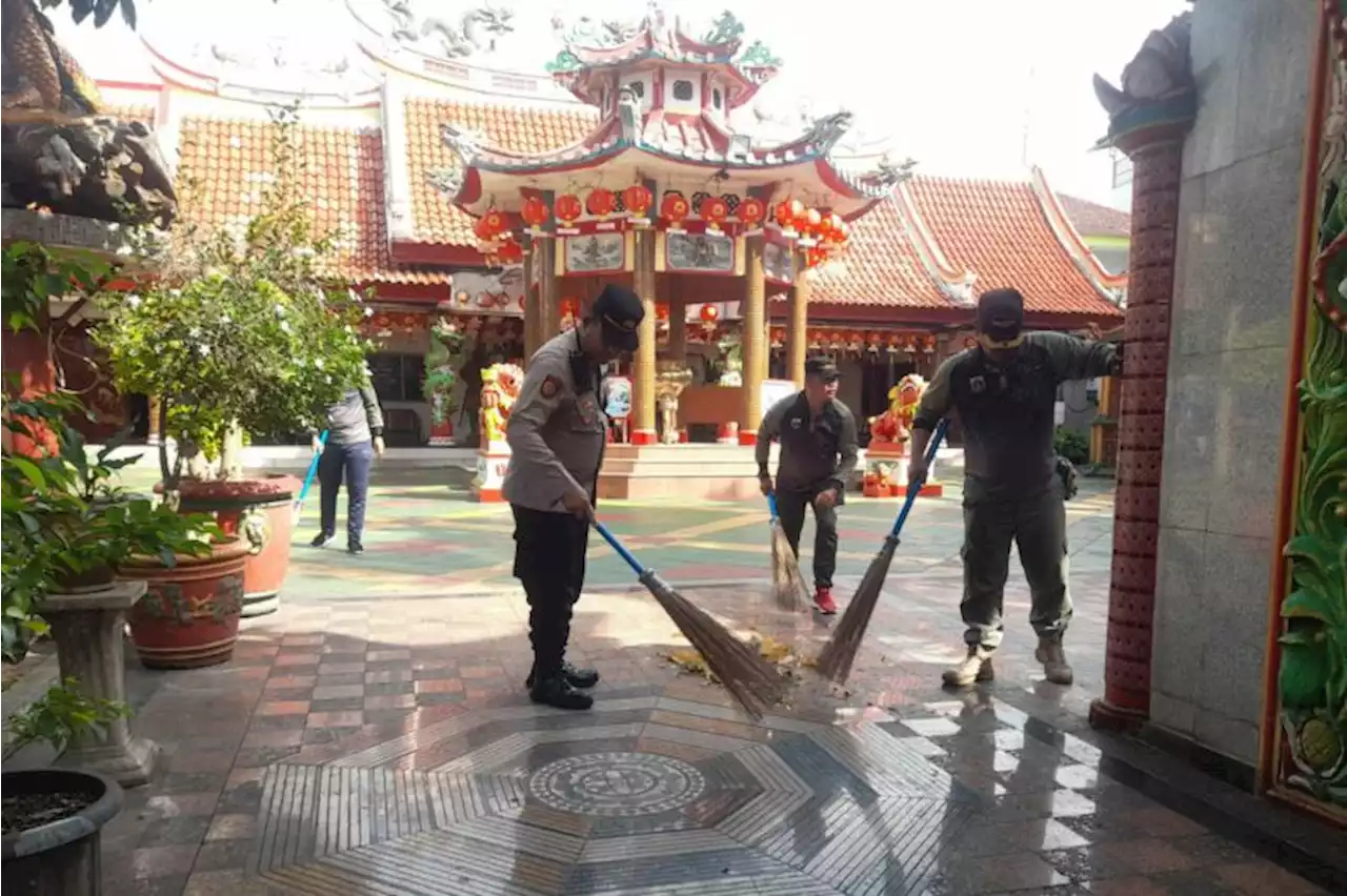 Petugas gabungan bersihkan Wihara Tepekong jelang Imlek