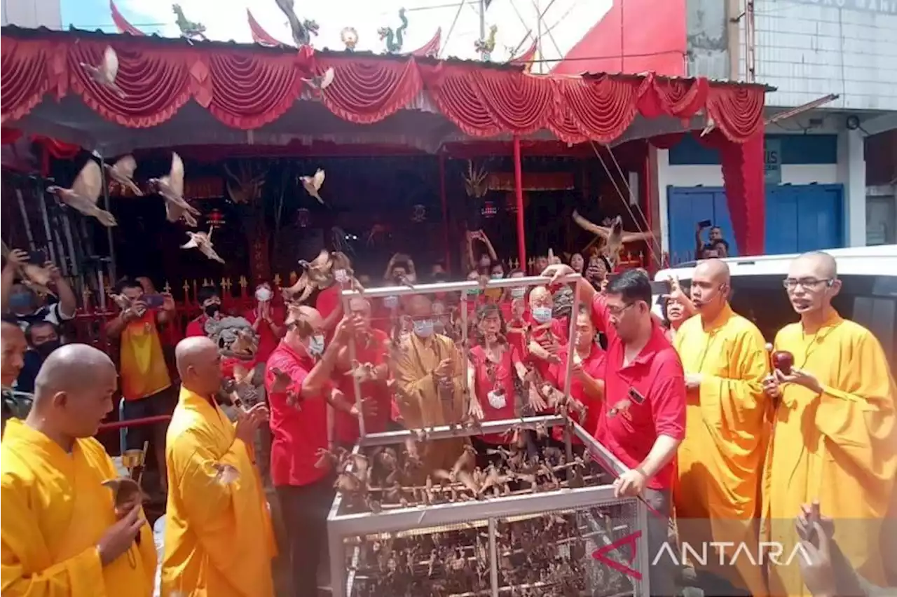 Warga Tionghoa lakukan tradisi lepas burung sambut Tahun Baru Imlek.