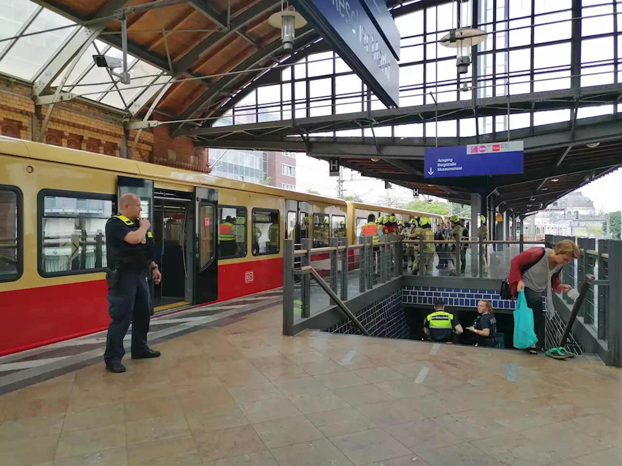 Berlin: Mann attackiert S-Bahn-Fahrgäste mit Schere