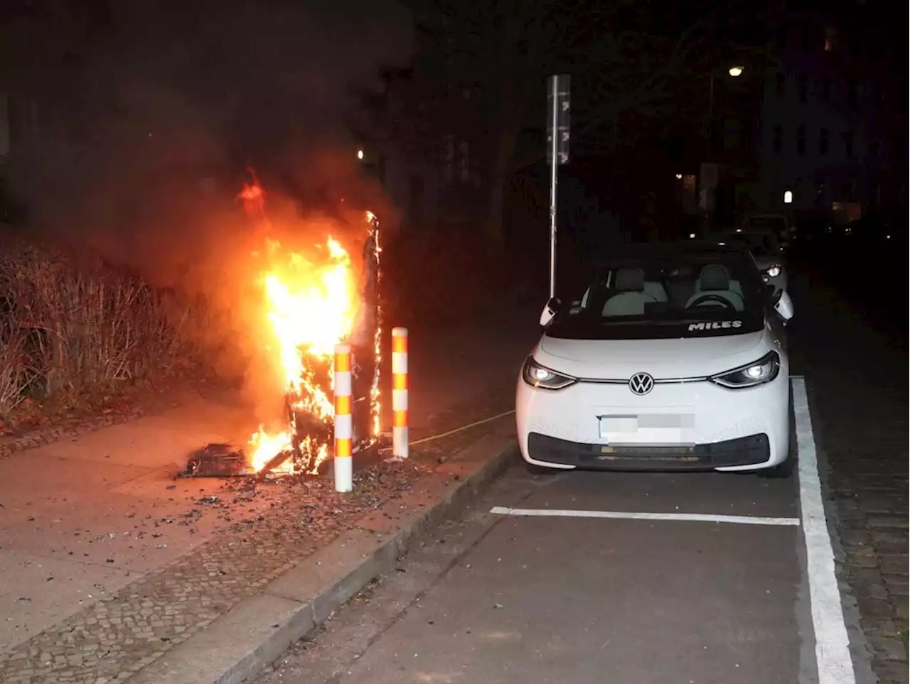 Kreuzberg: Ladesäule für Elektroautos brennt komplett aus