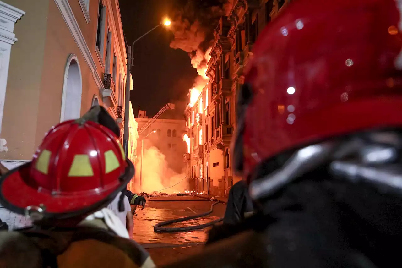 Un incendio destruye casa de centro histórico de Lima durante protestas