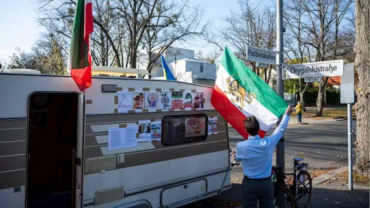 Mahnwache an iranischer Botschaft in Dahlem darf doch vorerst bleiben