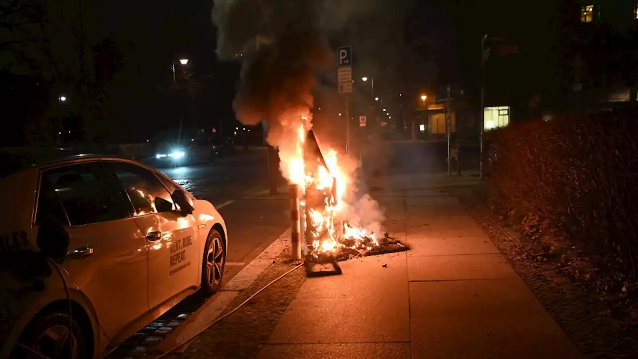 E-Auto-Ladesäule geht in Kreuzberg in Flammen auf