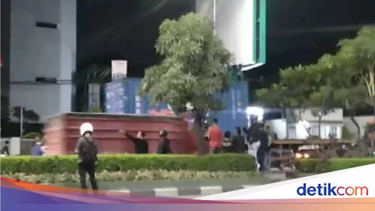 Detik-detik Pelajar Tewas Tertabrak Akibat Hadang Truk di Bekasi