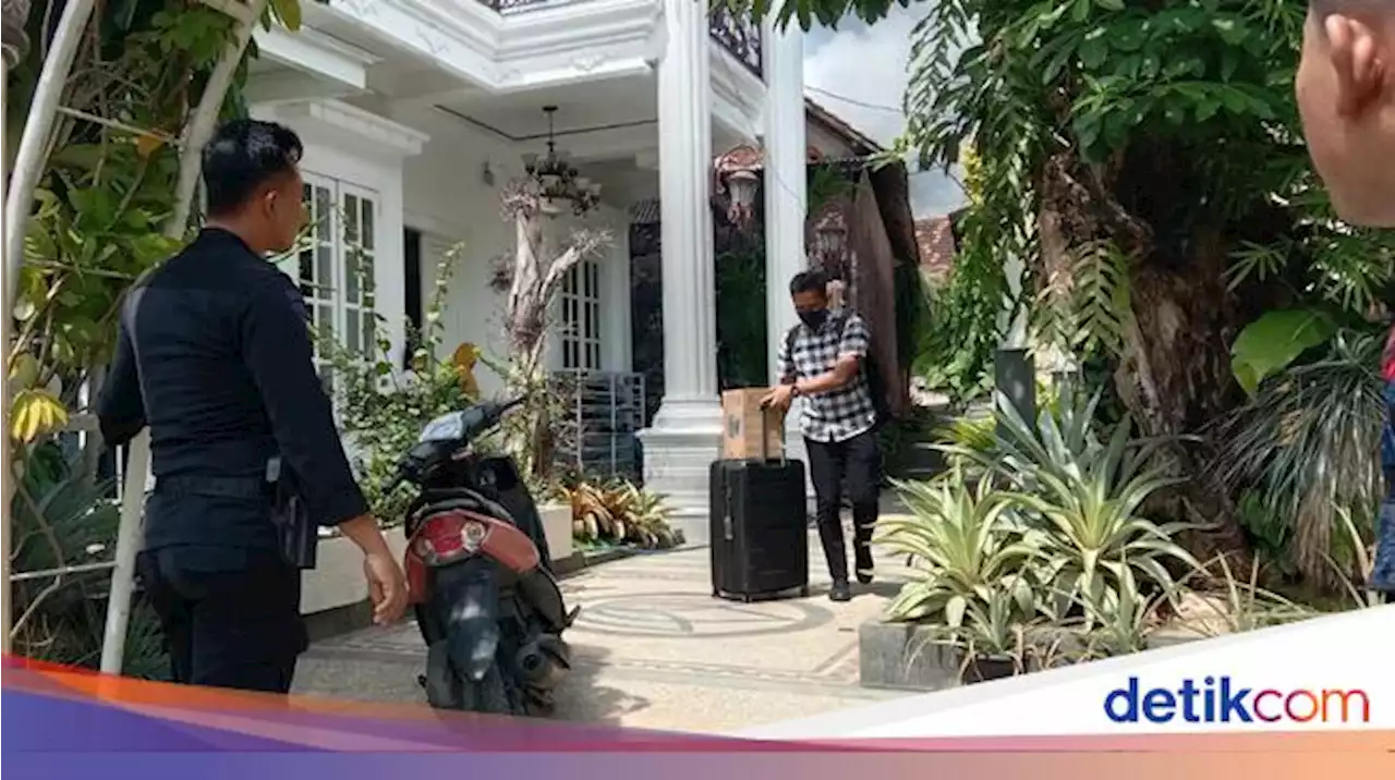 KPK Geledah Rumah Istri Ketua DPRD Jatim di Lamongan