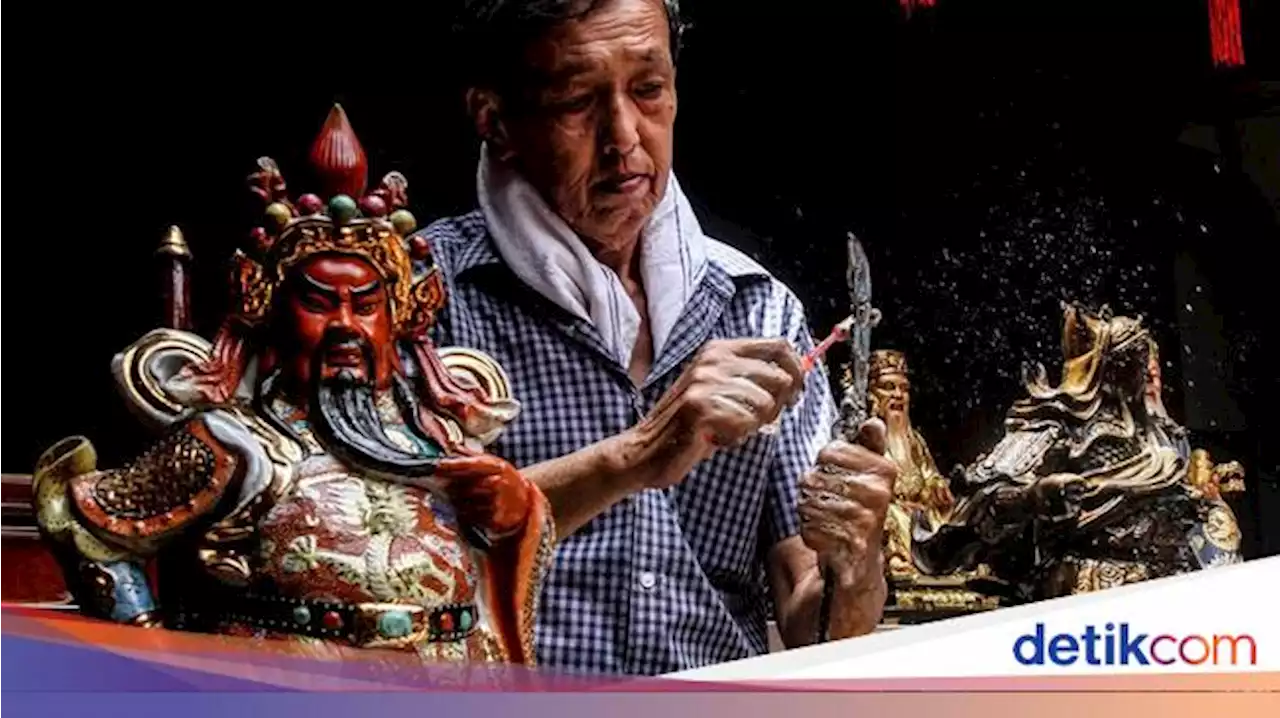 Melihat Ritual Cuci Patung Dewa Jelang Imlek