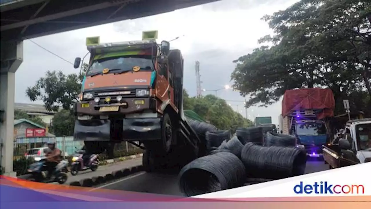 Truk Muatan Kabel Jumping di Jalan Daan Mogot Dievakuasi, Lalin Lancar