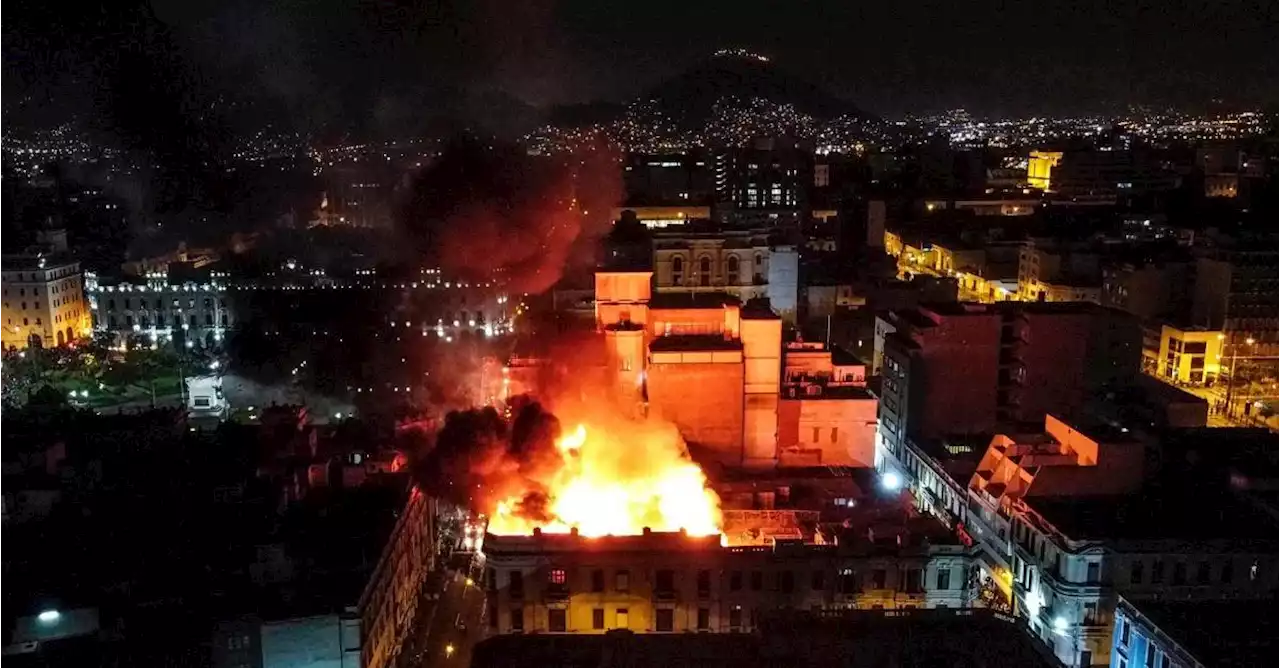 Perú en llamas: el centro de Lima arde por incendio durante las protestas