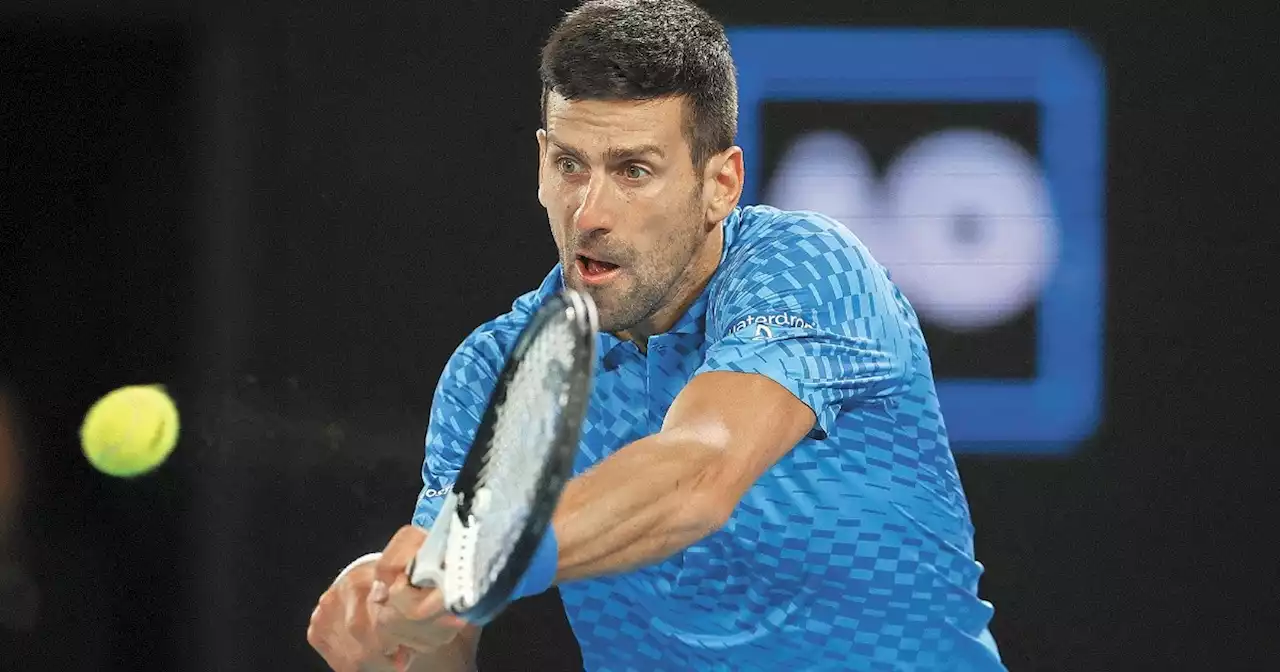 Novak Djokovic avanza entre algodones y enfados