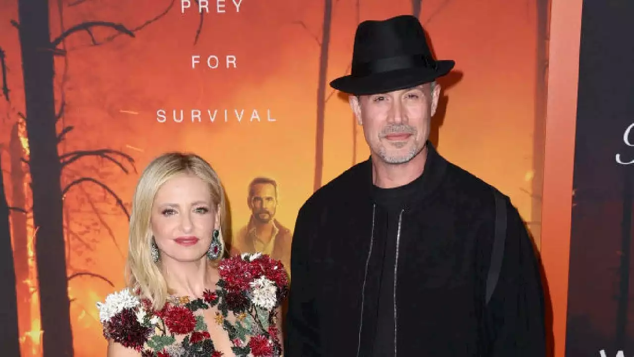 Sarah Michelle Gellar Joined By Freddie Prinze Jr. On Red Carpet