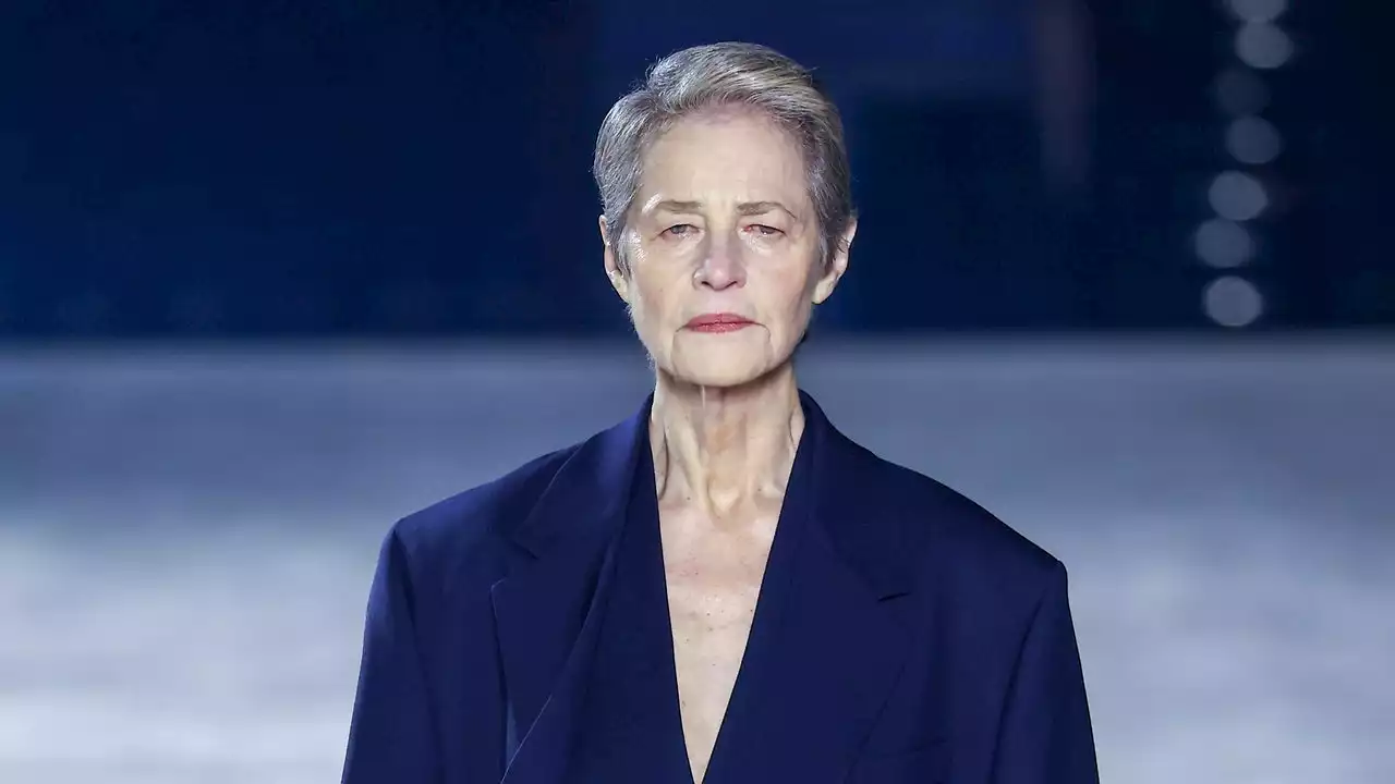 L'actrice Charlotte Rampling clôture avec poésie le défilé Ami à l'opéra Bastille