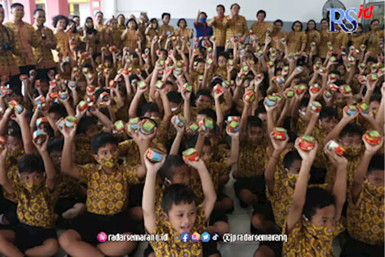 Jelang Imlek, Bagikan Kue Keranjang untuk Siswa