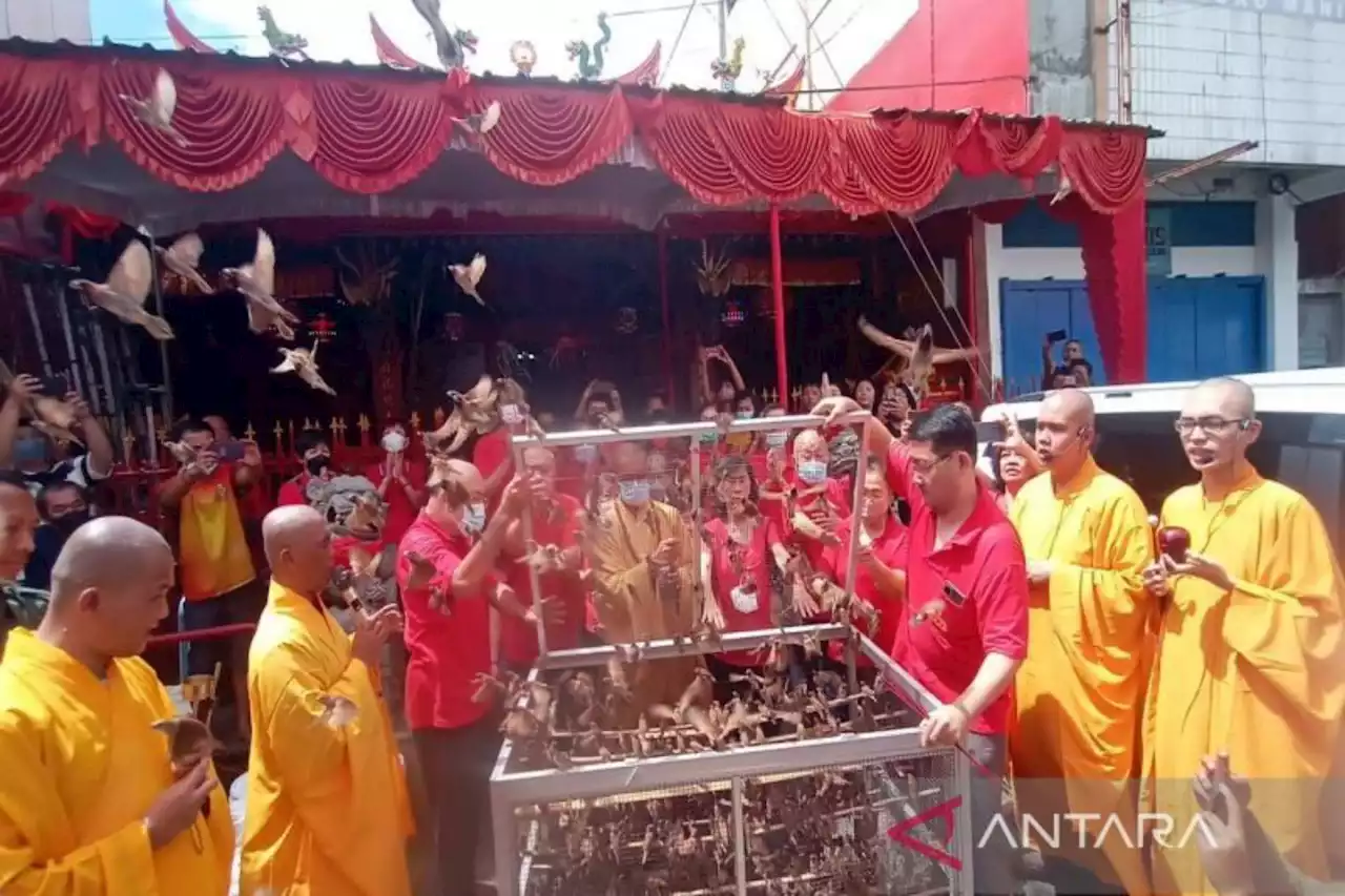 Rayakan Imlek, Wihara Avalokitesvara Lakukan Tradisi Lepas Burung