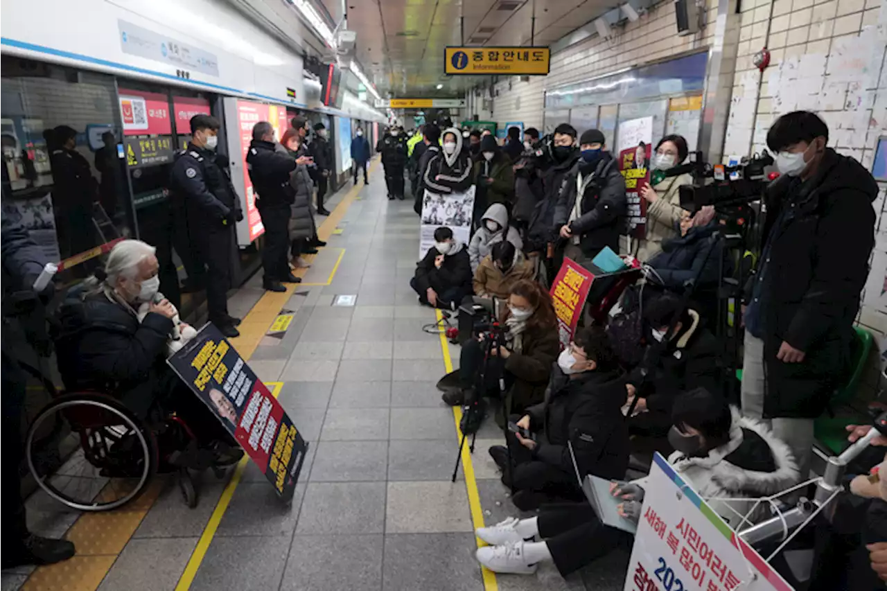 전장연, 지하철 4호선서 탑승 시위 재개