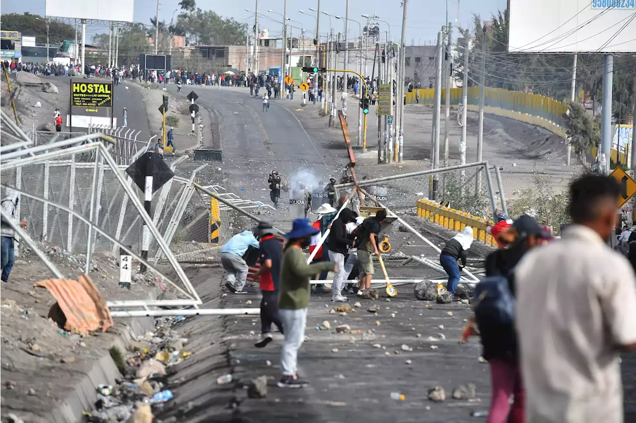 El Gobierno de Perú evita el asalto de un grupo de manifestantes al aeropuerto de Arequipa