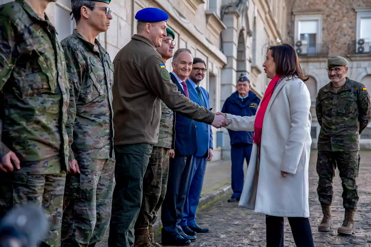 Robles agradece la 'heroicidad' de los civiles ucranianos que se entrenan en Toledo