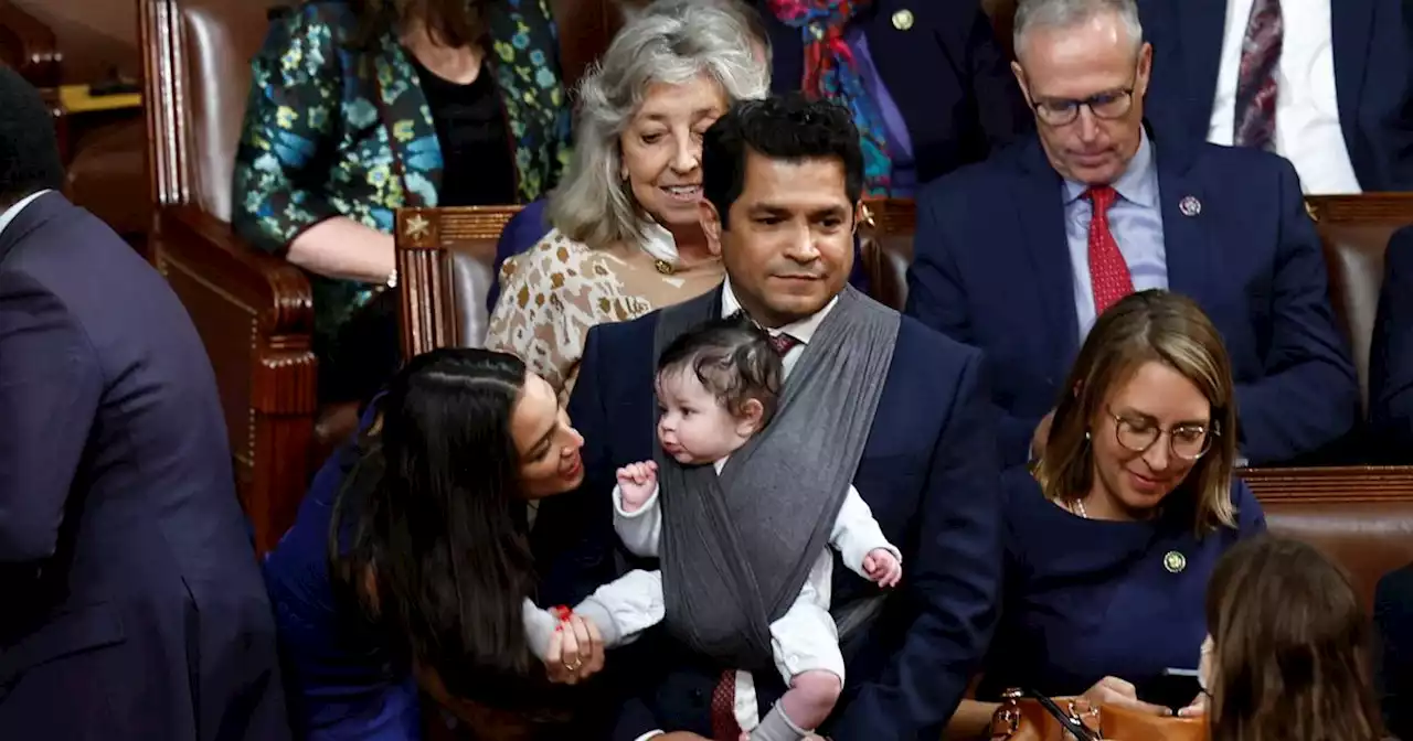 En vidéo, ce député américain vient avec son bébé au parlement pour inciter les pères à «faire leur part»