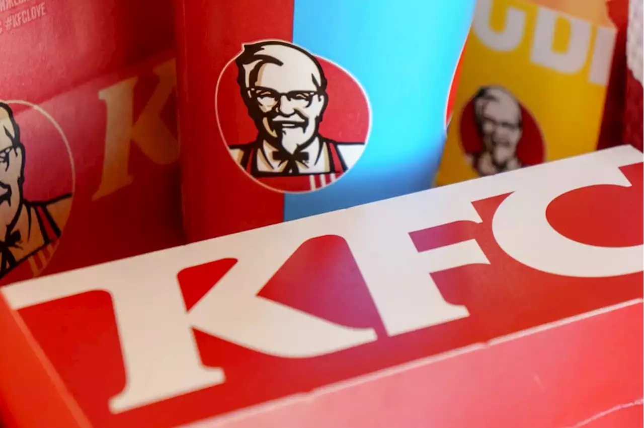 KFC se lleva a ilustrador mexicano y lanza cubeta especial para el Super Bowl 2023