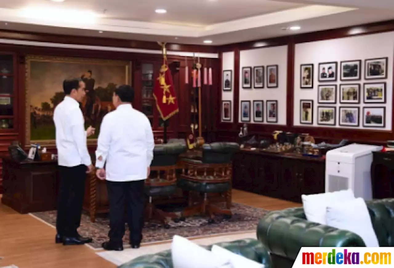 Foto : Begini Momen Jokowi Sidak Ruang Kerja Menhan, Prabowo Jelaskan Hal Ini | merdeka.com