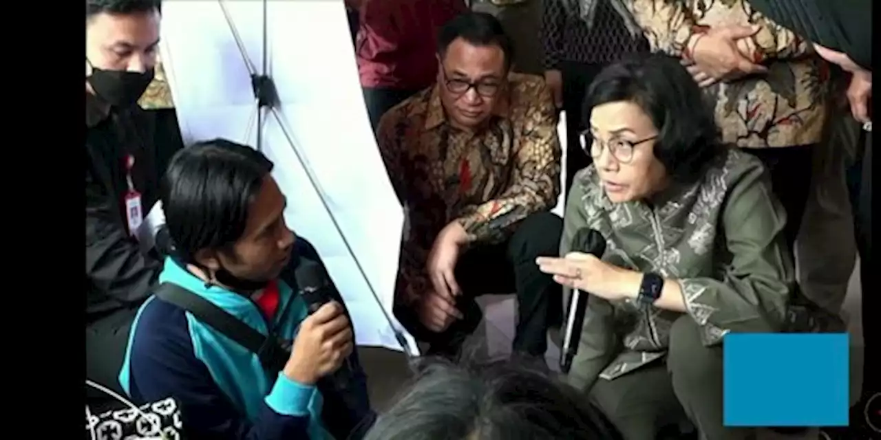 Gaya Sri Mulyani dan Menteri Risma Pantau Keluarga Penerima Bansos | merdeka.com