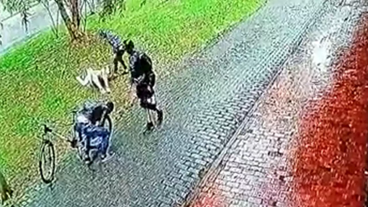 [VIDEO] 3 Ladrones hicieron tremenda escena para robar bicicleta a un hombre en Bogotá