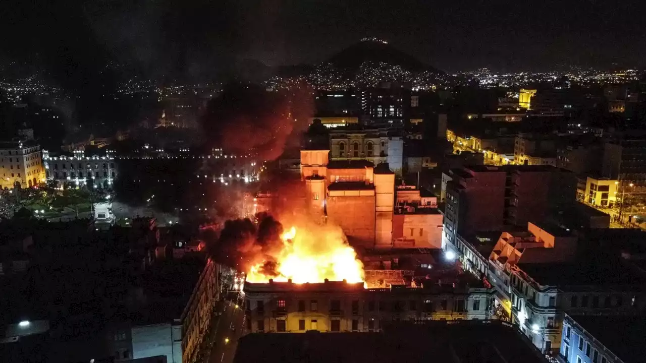 [VIDEO] Un incendio arrasa una casona en el centro de Lima en medio de las protestas