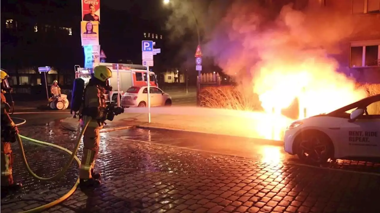 Ladesäule brennt in Kreuzberg - Lebensgefahr für Feuerwehr