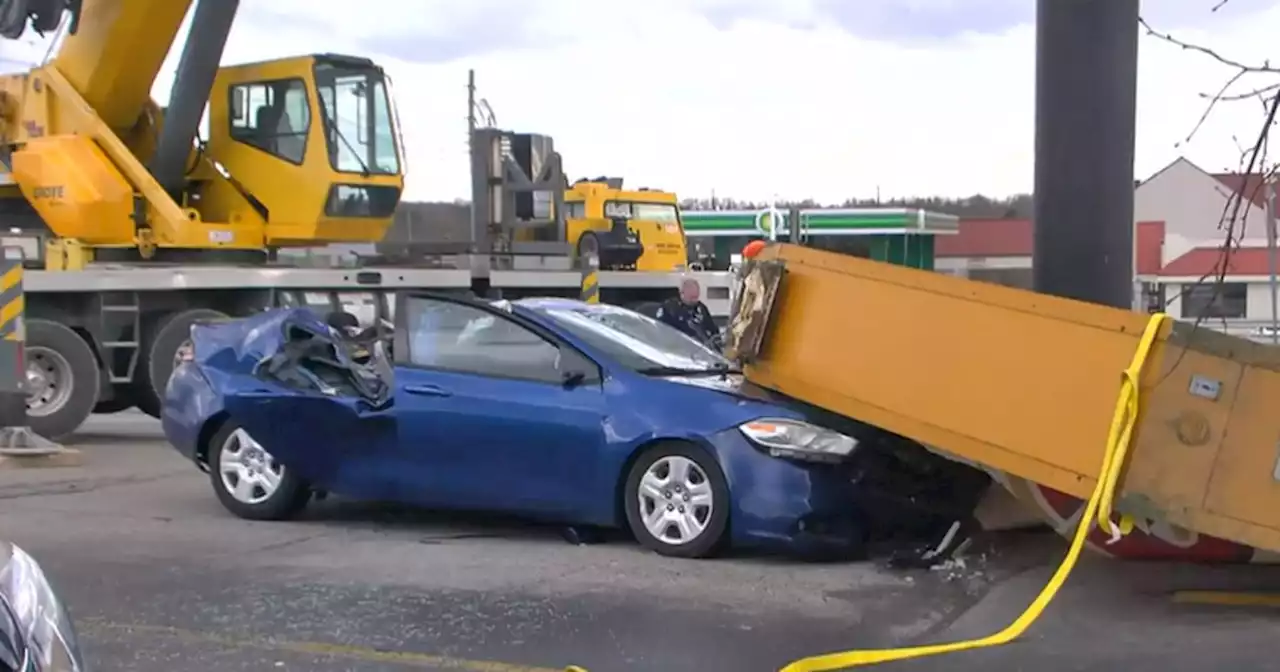 Denny’s restaurant sign falls on car in Kentucky, killing 1 and injuring 2